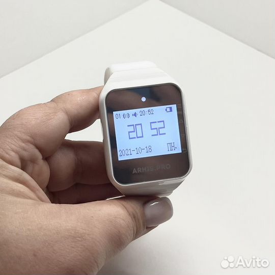 Белый пейджер-часы для вызова персонала