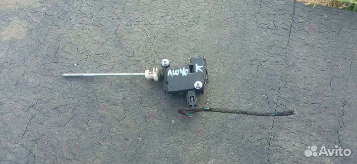 1M0959781A активатор лючка бензобака Октавия А5