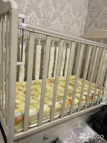 Детская кроватка с маятником и ящиком