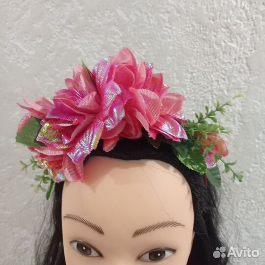 Ободок с розовыми цветами