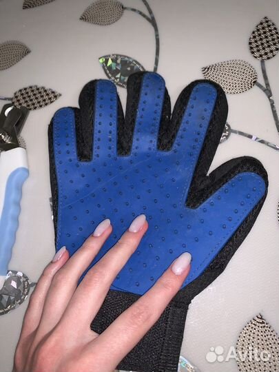 Рука расческа и когтерезка