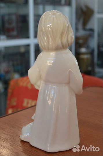 Фарфоровая статуэтка- девочка С котятами