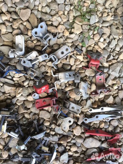 Toyota Vitz SCP10 петли задних дверей капота