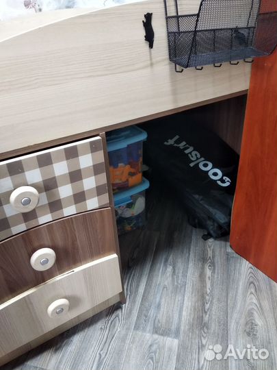 Детский уголок: кровать, стол, шкаф три в одном