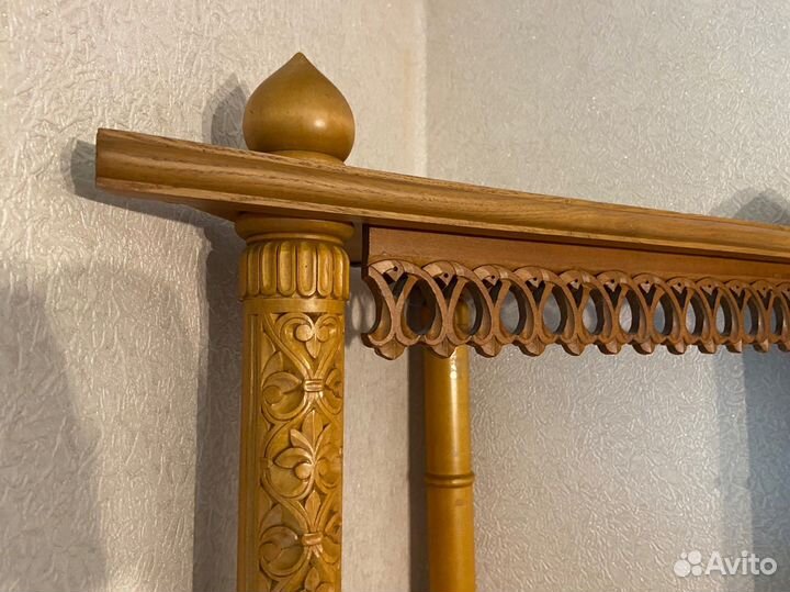 Полка настенная деревянная угловая для икон/книг