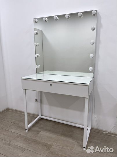 Гримерное зеркало со столом
