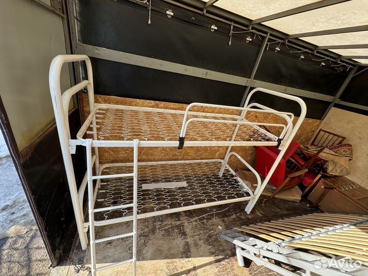 Двухъярусная кровать металлическая