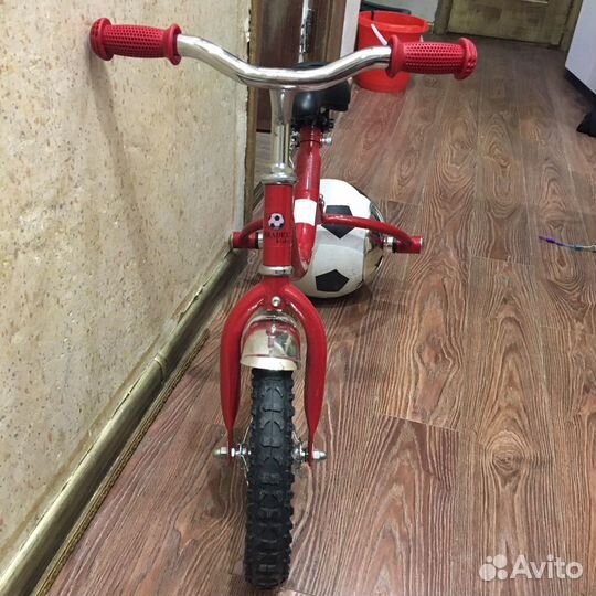 Беговел с мячом