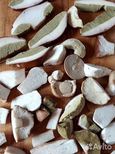 Белый гриб сушеный и лисичка сушёная