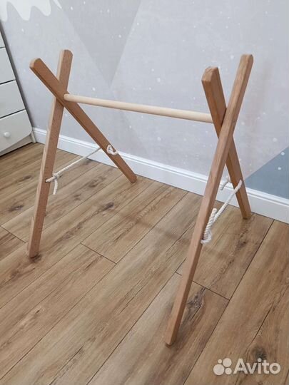 Тренажер монтессори / стойка для игрушек-подвесов