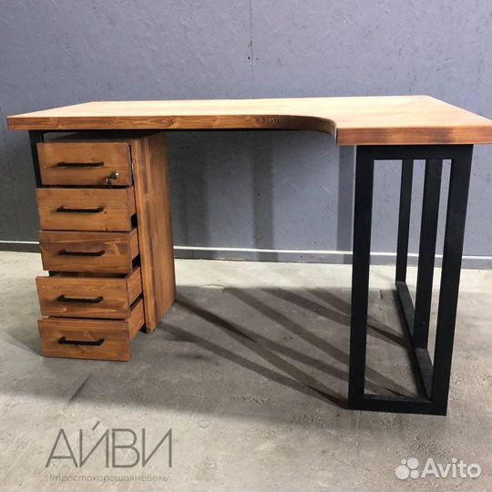 Письменный стол с ящиками