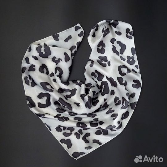 Платок Снежный барс из шелка