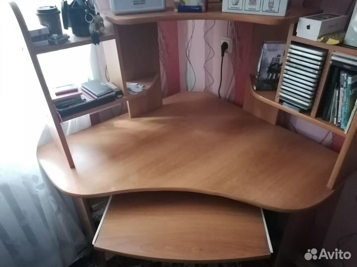 Угловой компьютерный стол