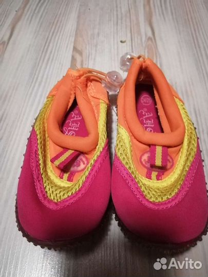 Купальный костюм 74 см и аквасовки 24 р