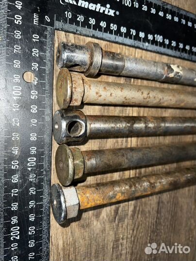 Ось переднего колеса от мотороллера