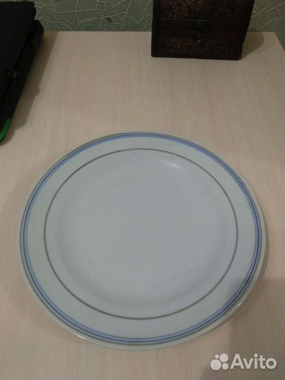 Тарелки и салатник с синим ободком