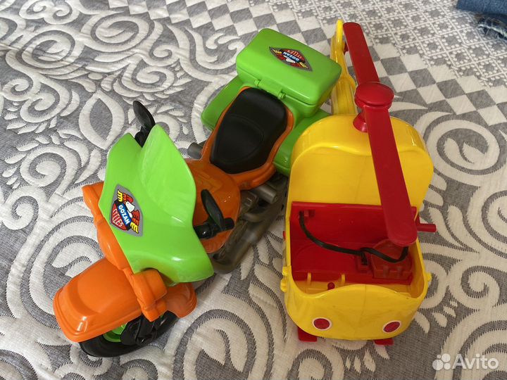 Вертолет и мотоцикл игрушечные