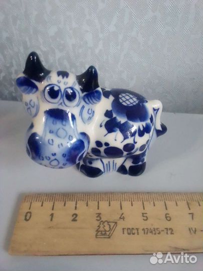 Фарфоровая статуэтка корова