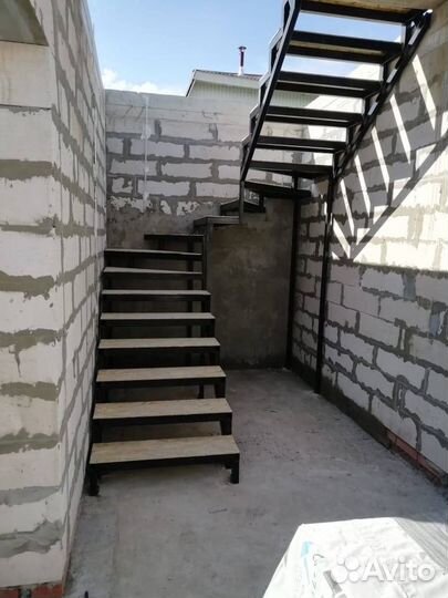 Лестница в частный дом из металла