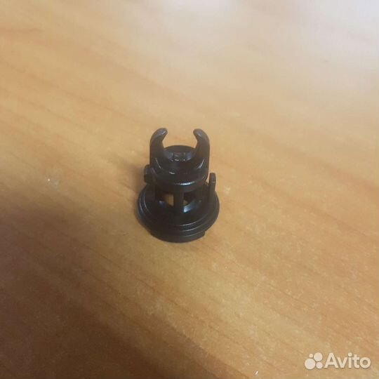 Усики фиксатор личинки капота Ford Focus 2