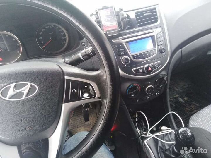 Hyundai Solaris 1.4 МТ, 2013, битый, 300 000 км