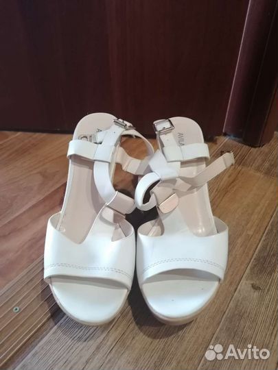 Продам босоножки