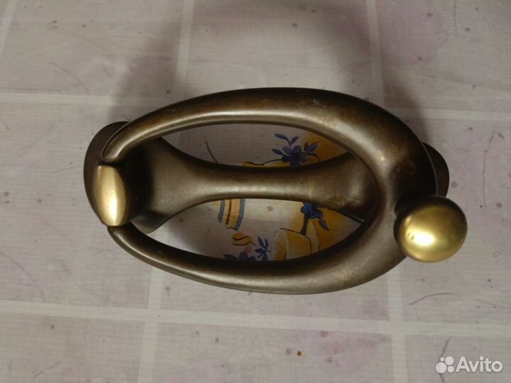 Дверная ручка стучалка