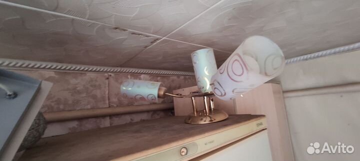 4 люстры, раковина, кран, барная стойка