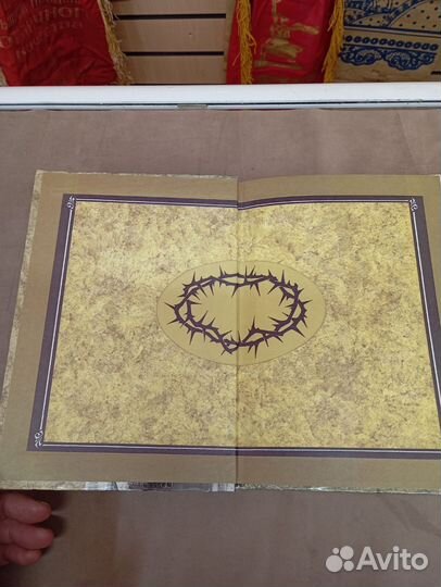 Книга, венец певца, венец терновый, о поэтах