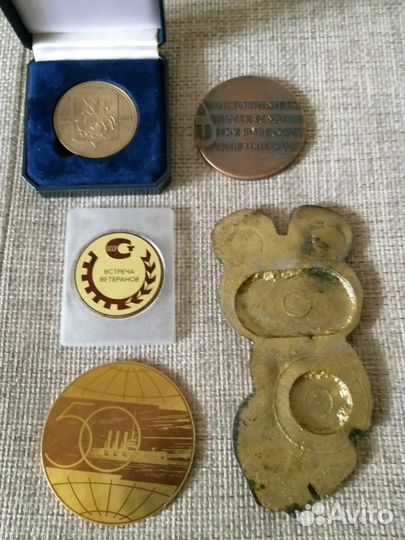 Олимпийский мишка и другие памятные знаки