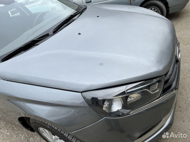 Капот на весту