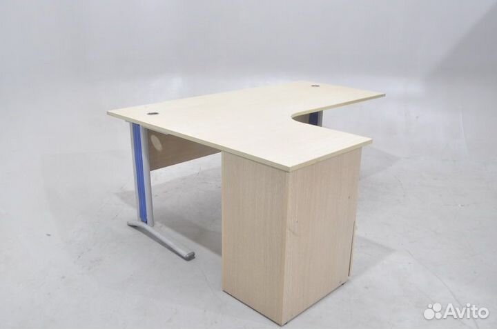 Стол офисный угловой