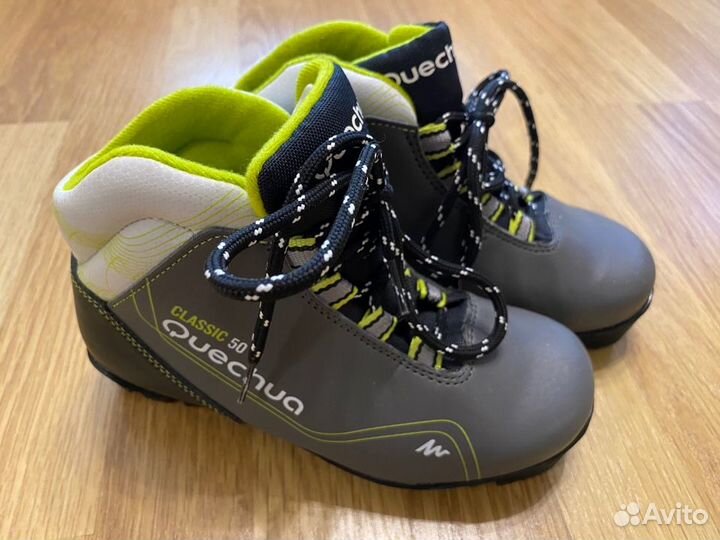 Лыжные ботинки и лыжные палки 105см