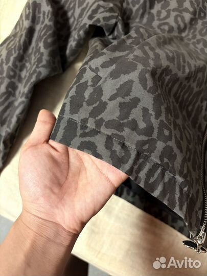 Женская куртка на молнии с леопардовым принтом