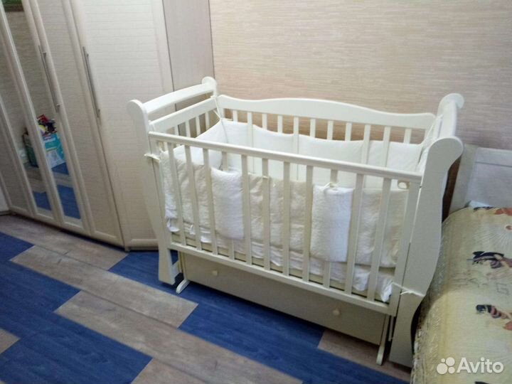Детская кроватка с маятником и матрасом