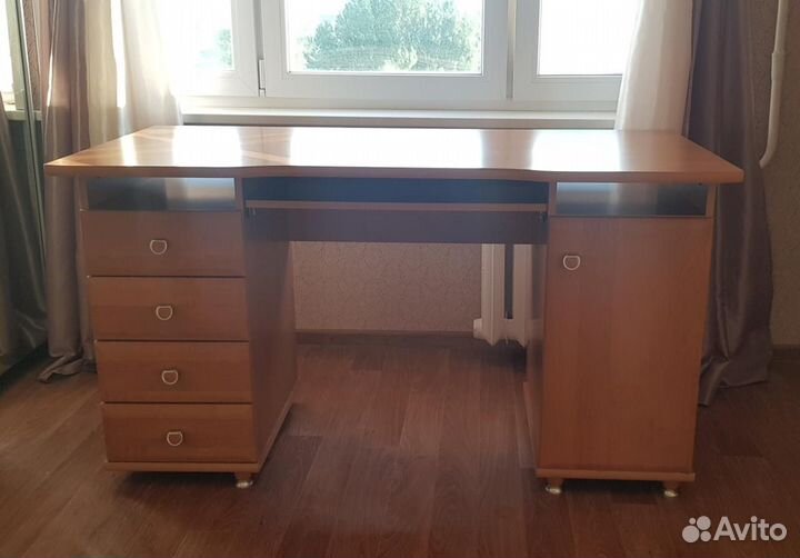 Письменный стол и стеллаж