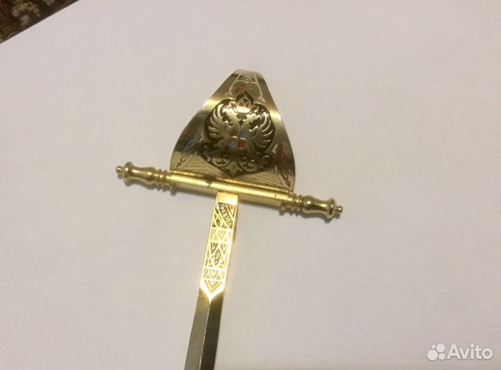 Нож для бумаги, открывашка для бутылок, щетка