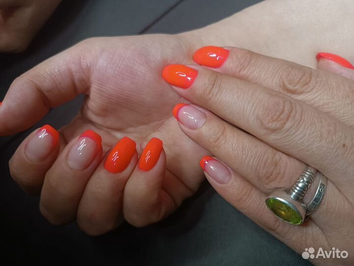 Мастер маникюра и педикюра в салоне