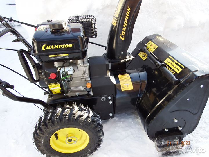 Снегоуборщик бензиновый самоходный Champion ST-556