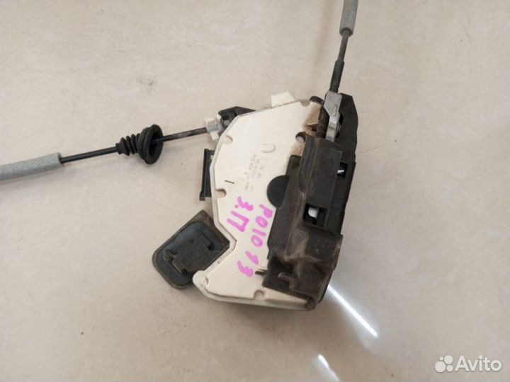 Замок задней правой двери Volkswagen Polo седан
