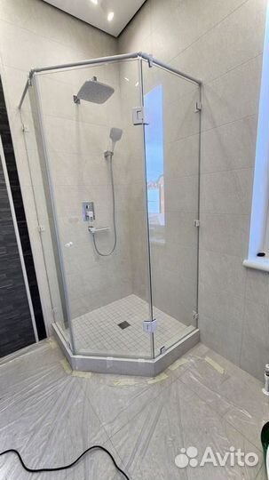 Стеклянная душевая перегородка