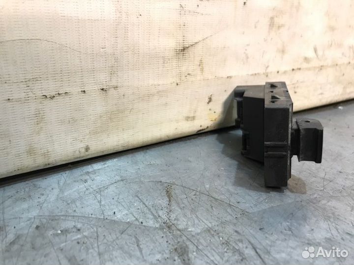 Кнопка стеклоподъемника передняя правая Chevrolet