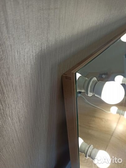 Гримерное зеркало с лампочками