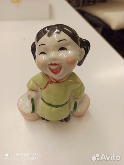 Фарфоровая статуэтка девочка