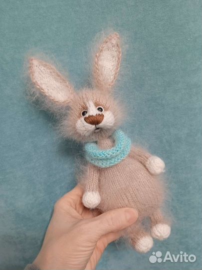 Вязаный зайчик. Интерьерная игрушка