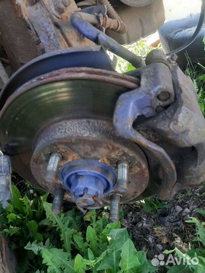 Поворотный кулак Mitsubishi Mirage 1999 год