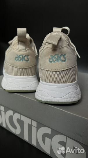 Кроссовки женские asics