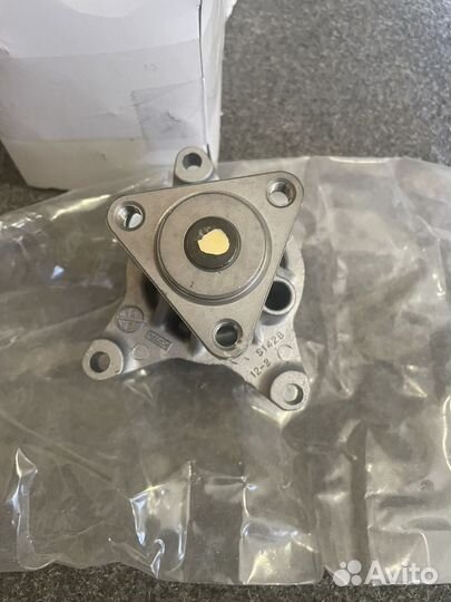 Помпа водяная Mazda L32715100A