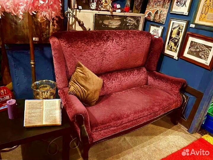 Диван в классическом стиле из велюра
