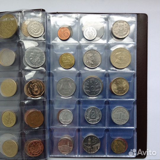 Набор иностранных монет в альбоме без повторов